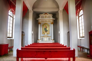 Interiér kaple panny Marie Karmelské ve Vlčí Hoře